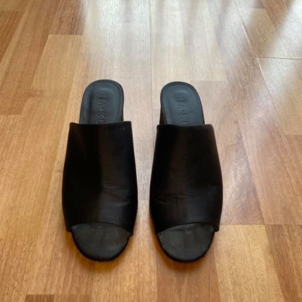 NA-KD Black Slip on’s
